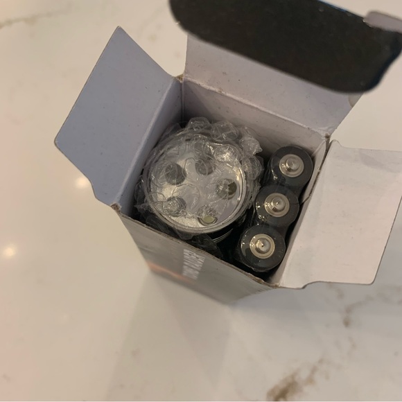 Shadow Of The Tomb Raider MINI Flashlight GAMESTOP Exclusive Pre-order Promo NEW - Picture 2 of 7